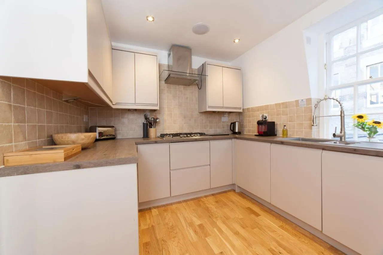 Queensferry Street Lane - Fantastic 2 Bedroom City Centre Mews House With Free Secure Parking! Edinburgh Apartment